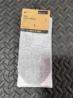 Nike Vapor Strike Soccer Crew Socks NikeGrip Dri FIT DH6613-010 Mens 12-13.5 NEW